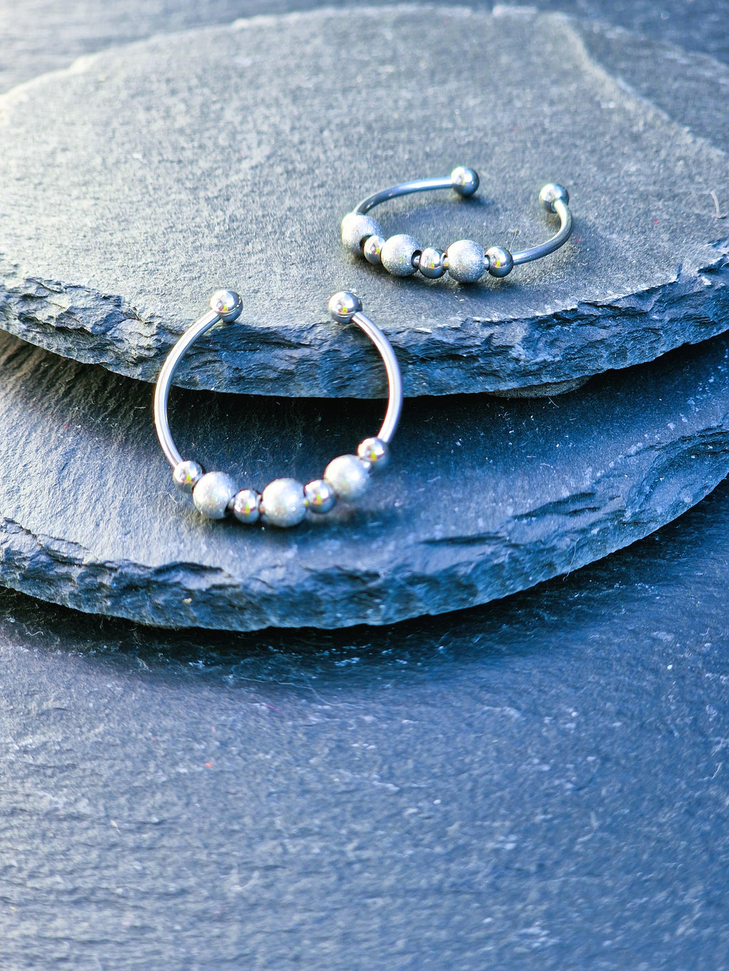 Anti-Stress-Ring Stardust – silberner Spinner Ring mit drehbaren Kugeln