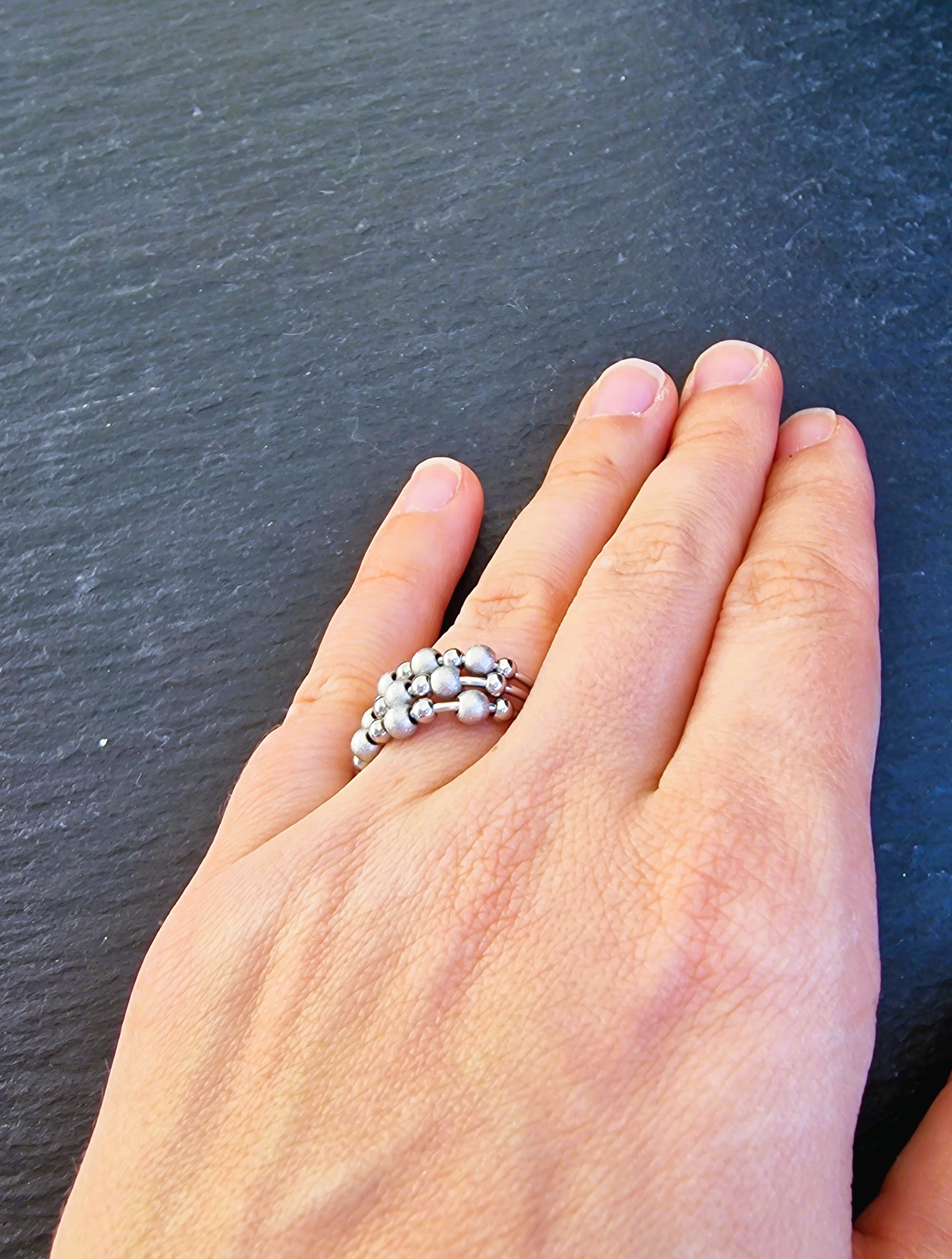 Anti-Stress-Ring Stardust – silberner Spinner Ring mit drehbaren Kugeln