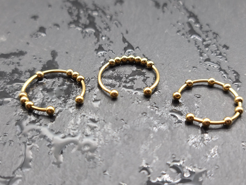 Spinner ring with 7 rotating balls – bestseller fidget ring in gold.