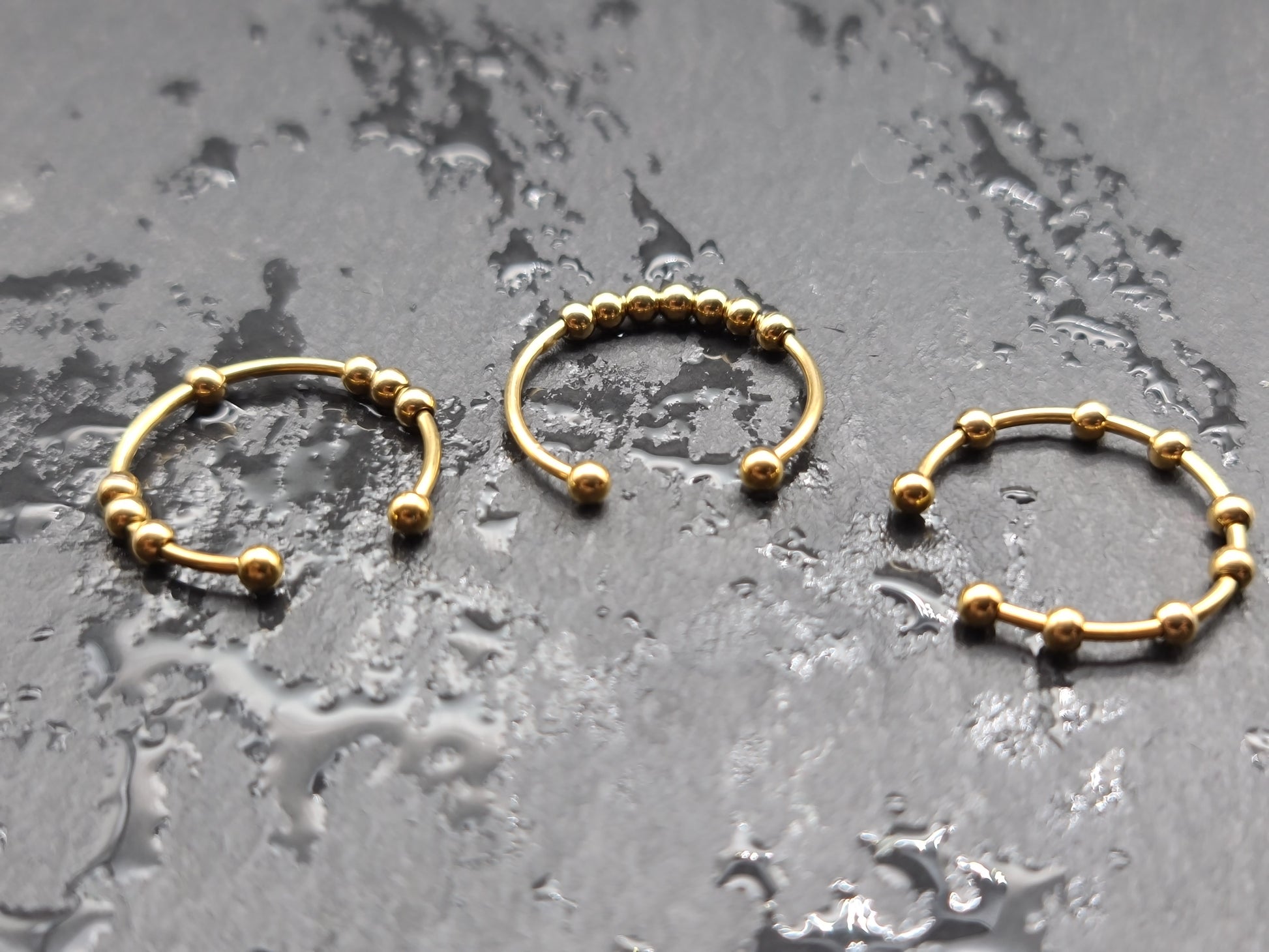 Spinner ring with 7 rotating balls – bestseller fidget ring in gold.