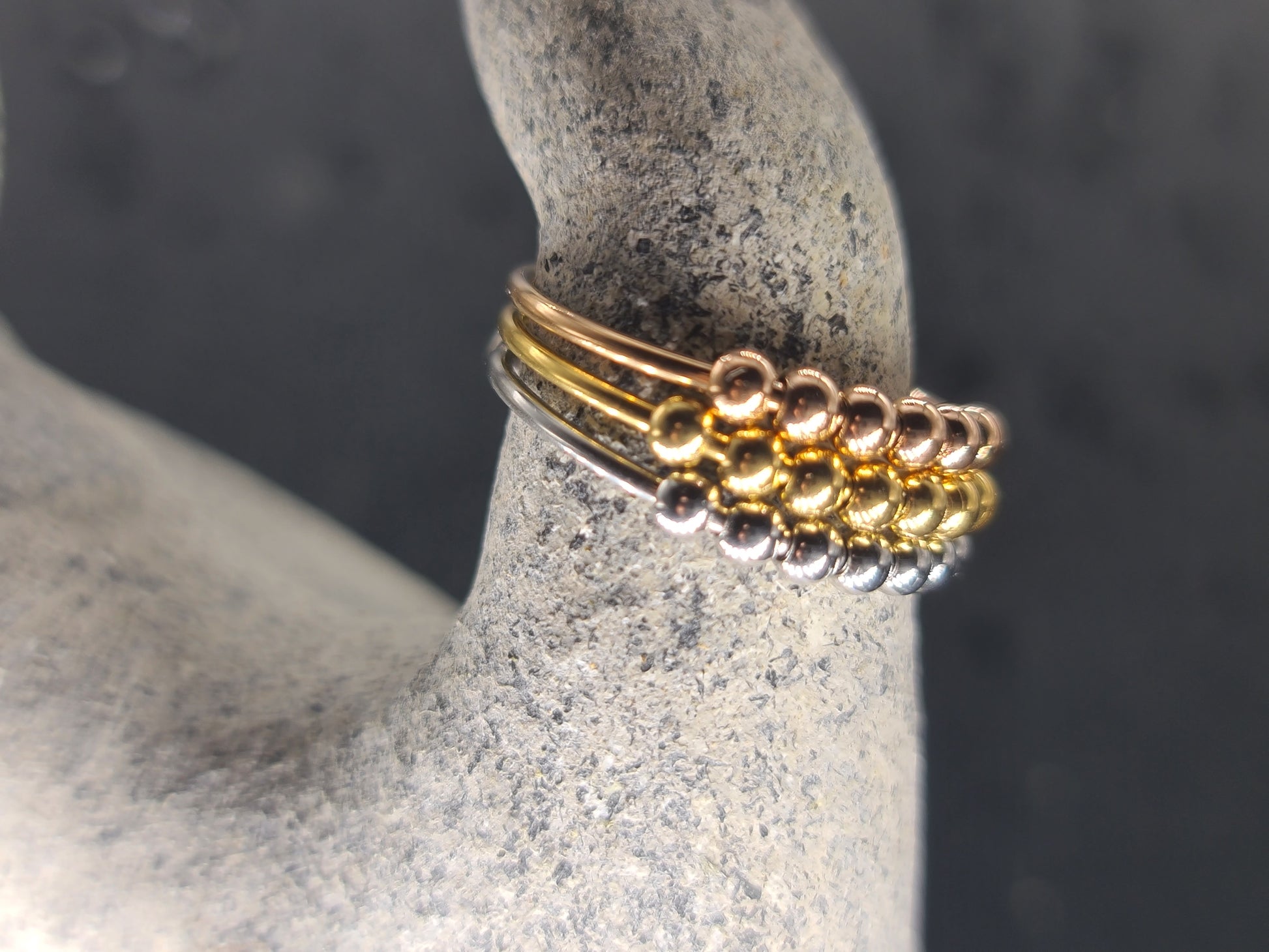 Spinner ring with 7 rotating balls – bestseller fidget ring in gold, silver and rosegold.